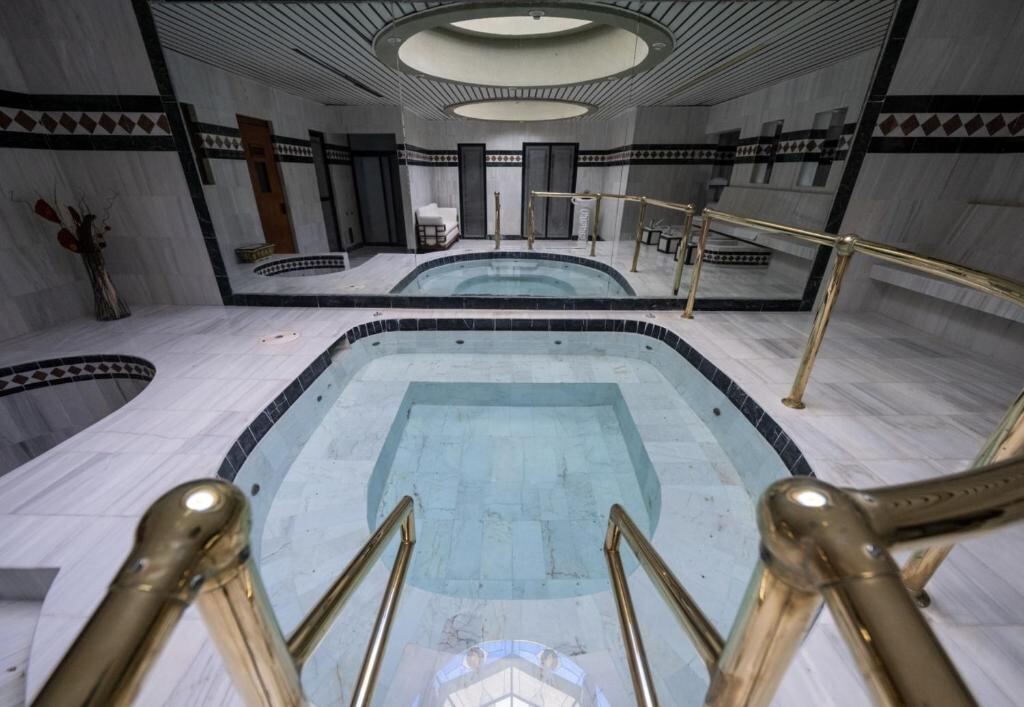 Indoor spa pool at Hotel Royal Spa